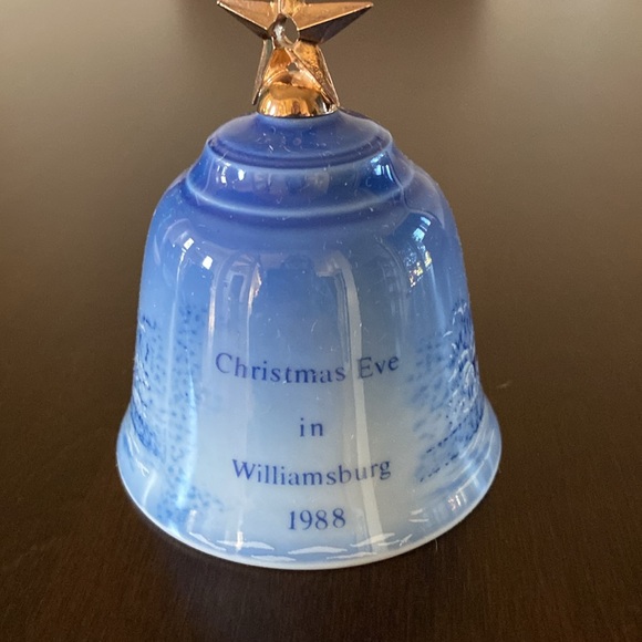 Christmas in Williamsburg First Edition Bell - Christmas in America Collection - Picture 3 of 6